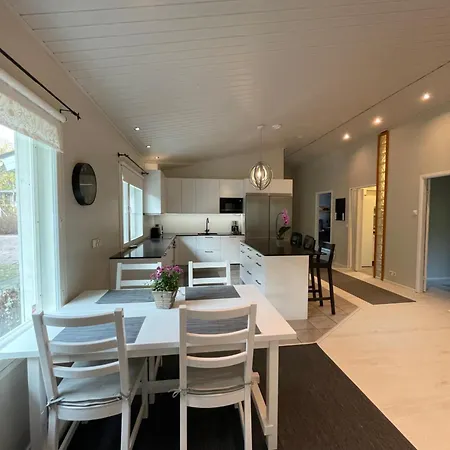 Spacious And Quiet Single-family In 에스포